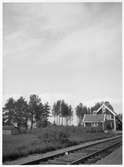 Håll- och lastplats öppnad  1915. Tvåvånings stationshus i trä, sammanbyggt med godsmagasinet. Först lades ner persontrafiken 1972 och sedan hela trafik platsen 1980.
Vacker inramning av gran och tall. Stationsföreståndare C.J. Lindström intresserad odlare.