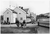 Del av bangården vid Arvidsjaur station. Stationen öppnad 1928 med en- och enhalvvånings stationshus i trä, sammanbyggt med godsmagasinet. Nu för tiden är den säsongstation.