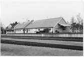 Del av bangården vid Arvidsjaur station. Stationen öppnad 1928 med en- och enhalvvånings stationshus i trä, sammanbyggt med godsmagasinet. Nu för tiden är den säsongstation.