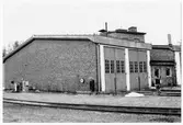 Lokstallet på  bangården vid Arvidsjaur station. Stationen öppnad 1928 med en- och enhalvvånings stationshus i trä, sammanbyggt med godsmagasinet. Nu för tiden är den säsongstation.