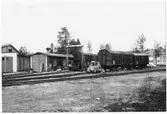Del av bangården vid Arvidsjaur station. Stationen öppnad 1928 med en- och enhalvvånings stationshus i trä, sammanbyggt med godsmagasinet. Nu för tiden är den säsongstation.