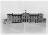 Arvika station öppnad 1867. Stationshuset ritades av arkitekt Edelsvärd. Nytt godsmagasin uppfördes 1930. Nordvästra Stambanan elektrifierades 1937. 
Stationshus från gatusidan.