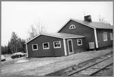 Hållplats öppnad 1936.Då byggdes envånings stationshus i trä och godsmagasinet. Under tiden graderades Auktsjaur trafikplats flera gånger som station eller hållplats. Titt sist lades den ner 1992. Här syns stationshus strax förre nedläggningen.