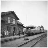 Sistadagsfoto av Axvalls station torsdagen den 31 augusti 1961.
Tjänstgörande personal är stationsmästare  R .Carlsson och första trafikbitrede. S . Johansson.