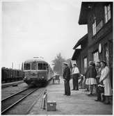 Sistadagsfoto av Axvalls station torsdagen den 31 augusti 1961 .
Tjänstgörande personal är Stationsmästare  R .Carlsson och Ftb. S . Johansson. Motorvagnen är troligen  SJ Y01 474, tillverkad av  Hilding Carlsson , slopad 1961.