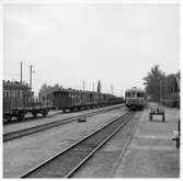 Del av bangården vid Axvall station. Stationen öppnades 1874 med en- och en halv vånings stationshus i trä. Den upphörde 1961.
Motorvagnen är troligen SJ Y01 474, tillverkad av  Hilding Carlsson , slopad 1961.