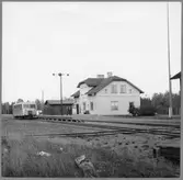 Axelfors station öppnad 1904 med en- och enhalvvånings stationshus i trä. På grund av trafikens  nedläggning upphörde stationen 1961-04-30.