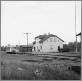 Axelfors station öppnad 1904 med en- och enhalvvånings stationshus i trä. På grund av trafikens  nedläggning upphörde stationen 1961-04-30.