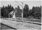 Stationen öppnades 1926 med en- och enhalvvånings stationshus i trä. Ostkustbanan förstatligades 1933 och eldriften fick 1953.  Bilden möjligen tagen i samband med läggningen av eldriften.