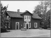 Stationen öppnad 1878 med ett mindre stationshus i trä. Första namnet var Skultorp. Nytt stationshus byggdes 1908. Stationen upphörde 1967.
