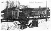 Station öppnad av Stockholm - Västerås - Bergslagens Järnvägar, SWJ 1878.  Då byggdes det första stationshuset. 1922 uppfördes nytt stationshus, som 1943 fick helt ny inredning i väntsalen. Ställverk tillkom 1922.