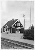 Station öppnad av Stockholm - Västerås - Bergslagens Järnvägar, SWJ 1878.  Då byggdes det första stationshuset. 1922 uppfördes nytt stationshus, som 1943 fick helt ny inredning i väntsalen. Ställverk tillkom 1922.  På fotot syns det nya stationshuset.