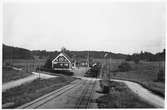 Station öppnad av Stockholm - Västerås - Bergslagens Järnvägar, SWJ 1878.  Då byggdes det första stationshuset. 1922 uppfördes nytt stationshus, som 1943 fick helt ny inredning i väntsalen. Ställverk tillkom 1922.  På fotot syns det nya stationshuset.