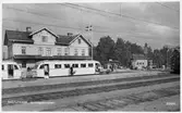 Station öppnad 1894. I samband med Skelleftebanans öppnande tillbyggdes stationshuset 1910, tvåvånings stationshus i trä. På 1930-talet ombyggdes och moderniserades stationshuset. Järnvägen elektrifierades 1941. Godstrafiken upphörde 1997.
Elok som syns i kanten av fotot är SJ Dk 409, tillverkat av ASEA 1936. Skrotades 1975 i Malmö.