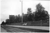 Del av bangården vid Bastuträsk station. Station öppnad 1894. Vattentornet står drygt hundra meter norr om stationshuset på östra sidan av bangården.