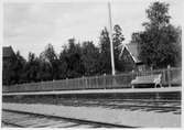 Del av bangården vid Bastuträsk station. Station öppnad 1894. Vattentornet som syns i kanten av fotot står drygt hundra meter norr om stationshuset på östra sidan av bangården.