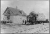 Kävlinge - Barsebäcks Järnväg, KjBJ, Barsebäckshamn station öppnad 1907. Då byggdes en- och en halv vånings putsad stationshus och mekanisk växelförregling med kontrollås. Järnvägen och stationen förstatligades 1927. Stationen nedlagd 1954. Fordonet ser ut att vara en Deva tillverkad motorvagn.