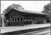 Hållplats öppnad 1902  med envånings stationshus i trä. Det gamla stationshuset revs 1946-47 och ersattes med ett nytt. Hållplatsen nedlagd 1986.