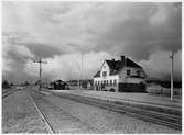 Berghem station  öppnad av Varberg-Borås Järnväg, VBJ 1918 med tvåvånings putsad stationsbyggnad. Elektrisk växelförregling anordnad 1945.