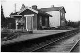 1945 byggdes nya stationen bakom.
Nytt stationshus, tvåvånings i trä, sammanbyggt med godsmagasinet, byggt 1945.