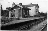1945 byggdes nya stationen bakom.
Nytt stationshus, tvåvånings i trä, sammanbyggt med godsmagasinet, byggt 1945.