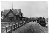 Provisoriskt stationshus i trä.Byggt 1901. Huset flyttades 1902 till Leråkra. Nytt stort stationshus i trä byggt 1902.Tillbyggt för telegrafens räkning 1928. Överlämnat till SJ som busstation 1939. Sålt till Lomma kommun i början av 1970-talet. Använt som fritidsgård.