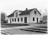 Stationen byggd 1889 av WHJ .Station med stationshus från 1890. Det finns år 1991 kvar och är numera uthyrt. Kvar är också uthus, lastkaj, godsmagasin och lastbrygga. Persontågsuppehåll slopade fr o m sommartidtabellen 1977 . Station anlagd 1889. En- och enhalvvånings putsad stationsbyggnad. 
WHJ ,Vittsjö - Hässleholms Järnväg