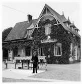 Bjärka-Säby station med stins.
Före 1/10 1913 hette stationen BJÄRKA. Stationen anlades 1902. Säkerhetsanläggning installerad 1938-39