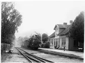 VGJ Björboholm station omkring år 1935.
Trafikplats anlagd 1899. Stationshus i en och en halv våning i trä. 1937 företogs en utbyggnad för att skaffa plats för Pressbyråns kiosk och en bostadslägenhet. 
VGJ , Västergötland - Göteborgs Järnväg
VGJ lok 5