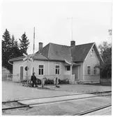 Björkedals station 
Foto från nedlagda bandelen Sandbäckshult-Fagerhult
Trafiken nedlagd 1/9-1959.
Hållplats anlagd 1912. Envånings stationshus i trä, byggt i vinkel