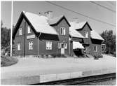 Station anlagd 1902. Envånings stationshus i trä, moderniserat 1933. 
Björkliden