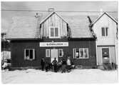 Station anlagd 1902. Envånings stationshus i trä, moderniserat 1933. 
Björkliden