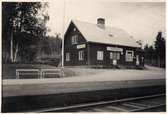 Björkliden
Station anlagd 1902. Envånings stationshus i trä, moderniserat 1933.