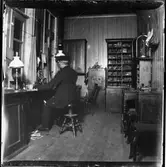 Järnvägstjänsteman på expeditionen, Björnlunda station.