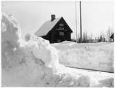 Stationshuset vid Björvallen taget från banvallen vintern 1936. Tidigare namn Raftsjön. Hållplats anlagd 1912.