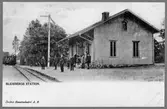 Kopia av vykort från Örebro Konstindustri A.B.
Blidsbergs station.
En ny  bansträckning drogs några hundra meter bort och stationshuset ersattes 1906 av ett nytt vid den nya bandelen.