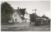Burgsvik station. Rälsbussen är byggd 1946 och hade då littra GJ Y0 4. 1948 fick den littra SJ Y01p 687.