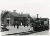 Byringe station. Norra Södermanlands Järnväg, NrSlJ lok 3.