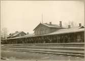 Vy vid Charlottenberg. Stationen öppnad 1865. Eldrift österut 1937, västerut mot Norge 1951.Stationshuset moderniserades och utrustades med värmeledning 1931. Lokstallet byggdes ut 1879 och 1928 och år 1937 drogs  det in värmeledning. Det ena överliggningshuset, 9A, tillbyggdes 1883. I byggnaden är även tulllokalerna inrymda. Även överliggningshuset nr 8 utrustades med värmeledning 1931.Mekanisk växelförregling.Öppnad 4/11 1865. Hållplats 1/10 1994, men kvar som trafikteknisk station.