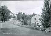 Vy vid Dals Långed. Station anlagd 1926. Tvåvånings stationshus i trä, sammanbyggt med godsmagasinet