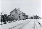 Vy vid Dala. Hållplats anlagd 1873. Envånings stationshus i trä, moderniserat 1949