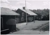 Vy vid Dala Finnhyttan. Spår fanns åt sydost 1,6 km i en vid båge åt ost-norr-nordost till Smältarmossens gruva och anrikningsverk, rivet före 1963.
Stationshuset avsågs rivas i maj 2009, men ägaren Boliden AB tog intryck av folkopinionen och beslöt att i stället renovera huset och skänka det till ortens hembygdsförening