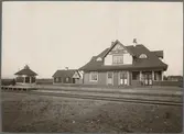 Vy vid Dala-Järna. Hette tidigare Uppsälje.Stationshuset uppfördes 1902. Några större ombyggnadsarbeten har sedan dess ej ägt rum