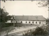 Dalkarlsberg station. Byggnaden innehöll bland annat lokstall och verkstad.