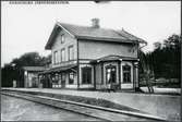 Stationen uppfördes 1874 och moderniserades 1946 Öppnad 21/4 1874, lastplats fr 31/5 1964 . Dannemora - Hargs Järnväg, DHJ hade ingen egen stationsbyggnad, men en trafikchefsbostad och järnvägsbyrå. Huset uppfört 1877 och rivet 1968