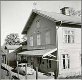 Stationen uppfördes 1874 och moderniserades 1946 Öppnad 21/4 1874, lastplats fr 31/5 1964 . Dannemora - Hargs Järnväg, DHJ hade ingen egen stationsbyggnad, men en trafikchefsbostad och järnvägsbyrå. Huset uppfört 1877 och rivet 1968