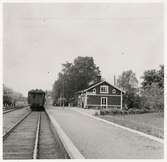 Stationshus från 1875, brädfodrad 1887. Godsmagasin byggt 1882, betjäningsbostad 1893