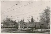 Djursholms Ösby station 18/4-1952
Till vänster elmotorvagn 14 ombyggd till 1500 volt 1946, släpvagn sedan 1953
Till höger tåg med motorvagn av 120-klass
Släpvagnnar 12 ( f.d motorvagn ) och 43
Längst till höger motorvagn 18