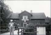 Dylta bruk stationshus. Stationen togs i bruk 1856 och var från början en gammal prästbostad. På bilden syns stationsföreståndare Frans Andersson som arbetade på Dylta bruk station från 1942 fram till pensionen 1948.