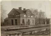 Tidigare DÖSJÖBRO. Stationen byggd 1897 av LKJ.
En- och enhalvvånings stationshus i tegel.
LKJ Lund - Kävlinge Järnväg.
LLTJ , Landskrona - Lund - Trelleborgs Järnväg.